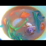ニンニクの葉と牛肉のトマトスープ